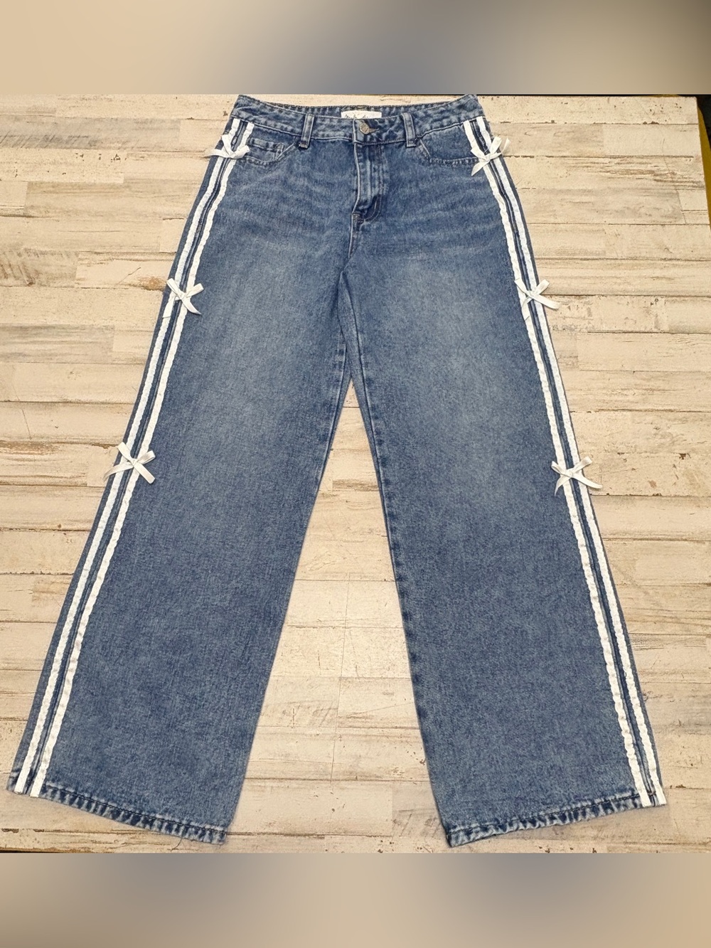Mode Mystique Wide-Leg Light Wash Blue Denim Jeans Size 3 / 26 White Ribbon Bows